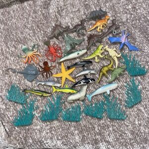 Lot 34‎ Vintage Miniature Plastic Sea Creatures Marine Sharks Whales Dinosaurs